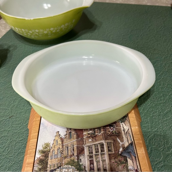 Pyrex Spring Blossom Cream and sugar set Excellent and 2 green Pyrex bowls as is - Picture 5 of 12